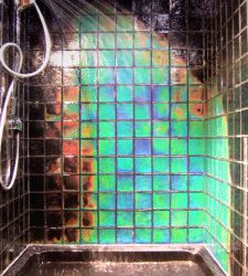 Temperaturempfindliche Fliesen für die Dusche