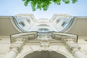 Moderne Hausfassade mit Stuck.