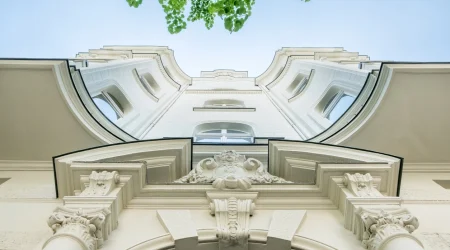 Moderne Hausfassade mit Stuck.