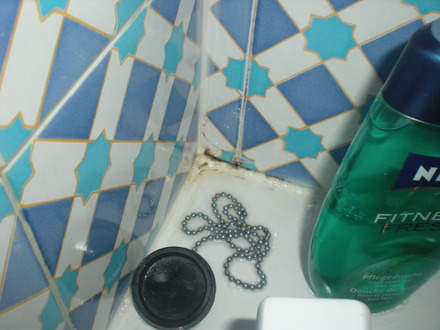 Dreckige Silikonfugen in einer Dusche