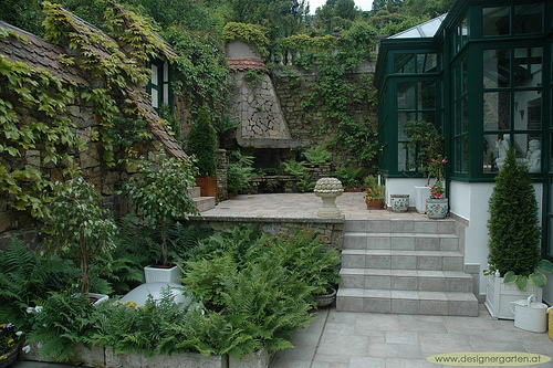 Gartenweg mit Treppe aus Natursteinfliesen