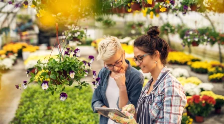 Zwei Frauen bei der Gartenberatung