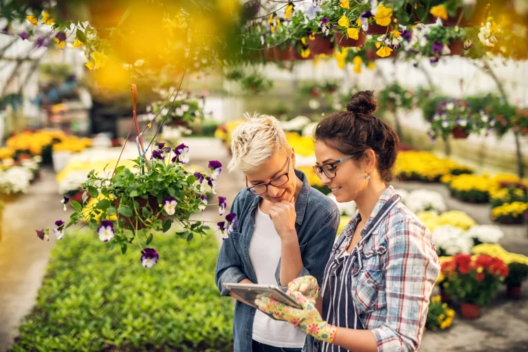 Zwei Frauen bei der Gartenberatung