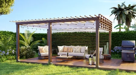 Luxuriöses Terrassendeck aus Teakholz im Garten