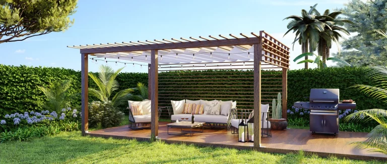 Luxuriöses Terrassendeck aus Teakholz im Garten