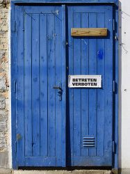 Blaue Holztür