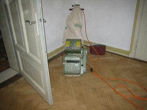 Parkettboden mit Schleifgerät