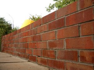 Ziegelwand mit Zementmörtel