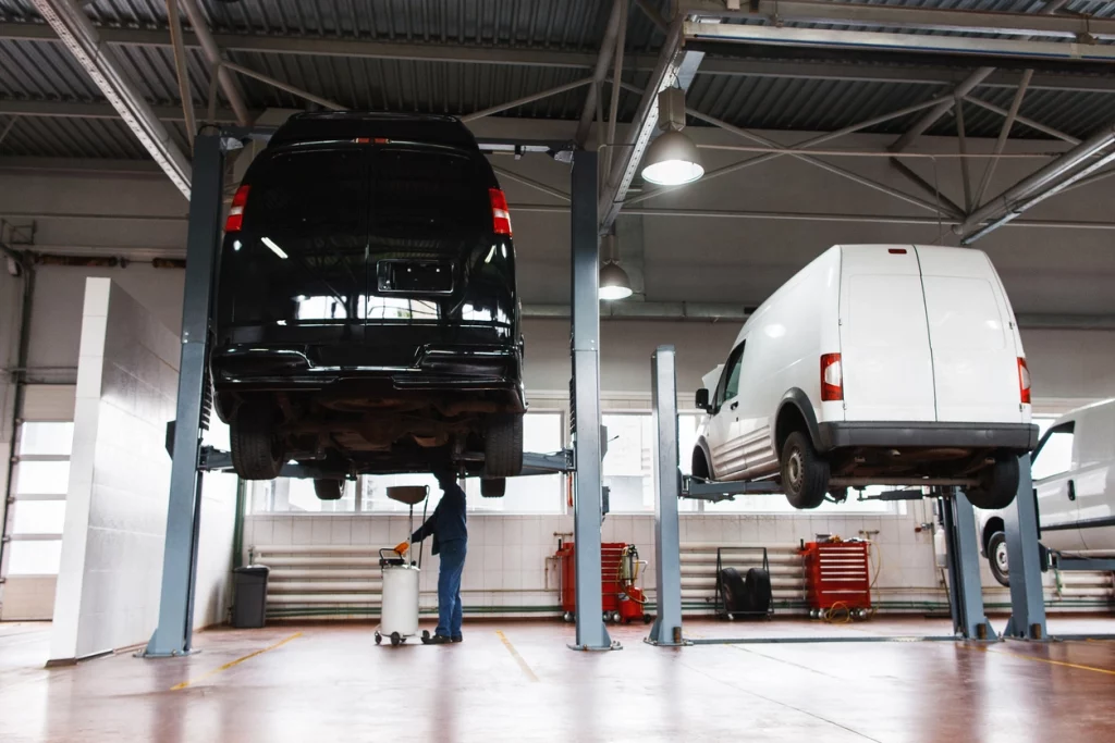 Elektrische Hebebühnen in einer Autowerkstatt