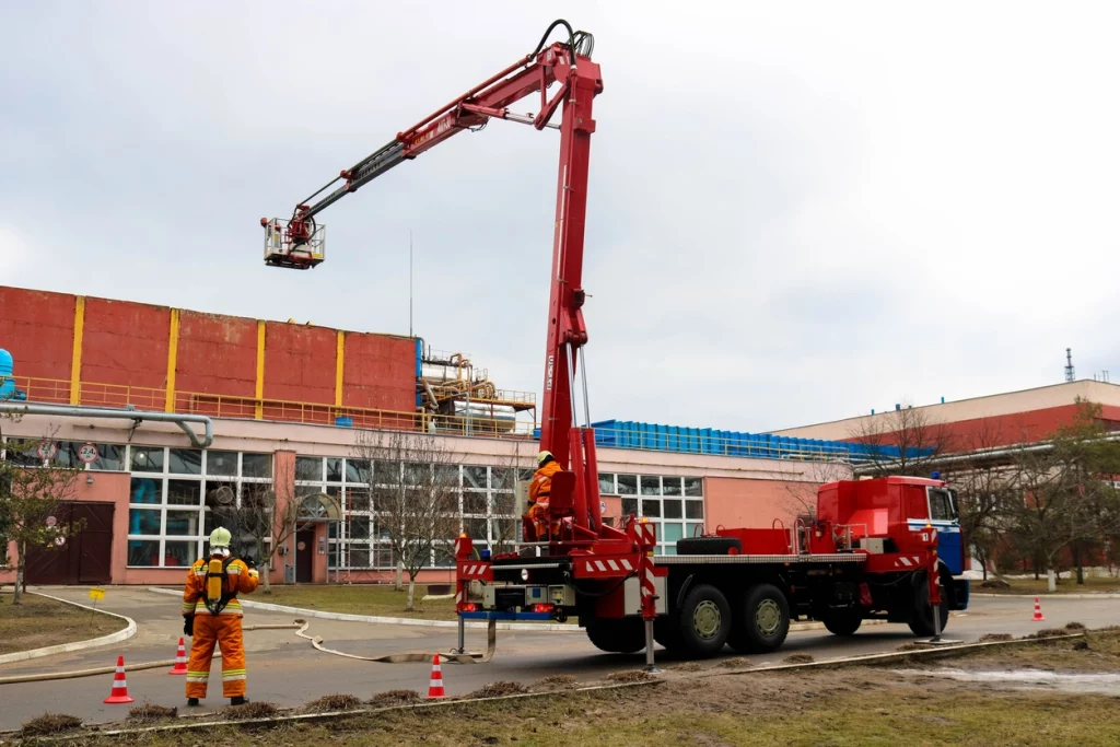 LKW-Arbeitsbühne einer Feuerwehr beim Einsatz