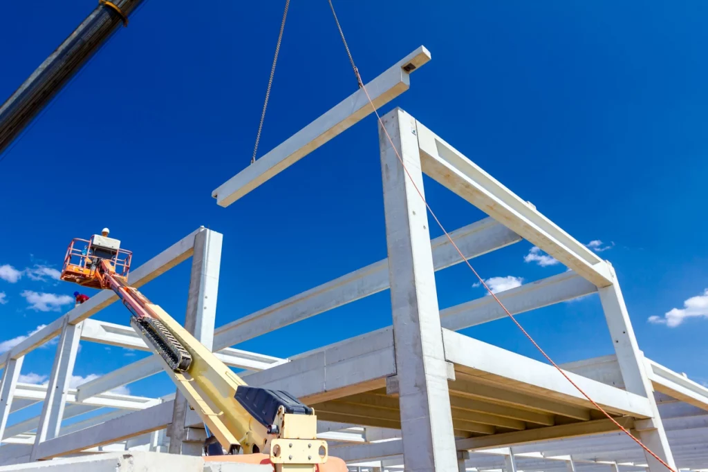 Teleskopbühne auf einer Baustelle
