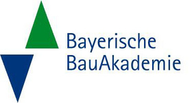 Das Logo der Bayerischen BauAkademie zeigt links zwei dreieckige Formen: ein grünes Dreieck nach oben gerichtet und darunter ein blaues Dreieck nach unten gerichtet. Rechts daneben steht der Schriftzug „Bayerische BauAkademie“.