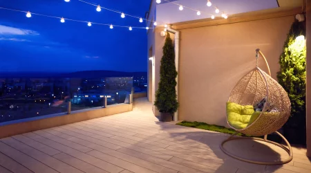 Blick auf eine beleuchtete Dachterrasse am Abend
