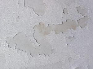 Farbe blättert von der Wand ab