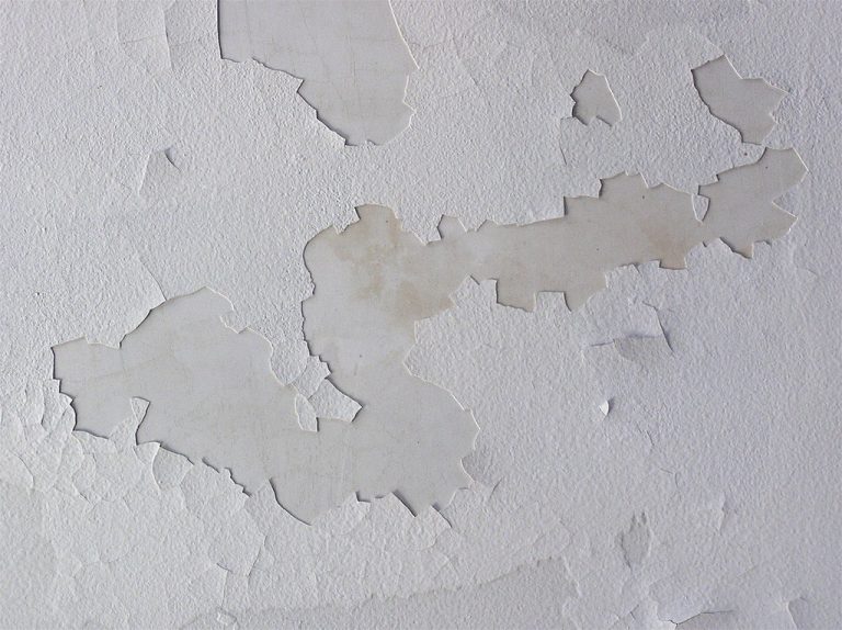 Farbe blättert von der Wand ab