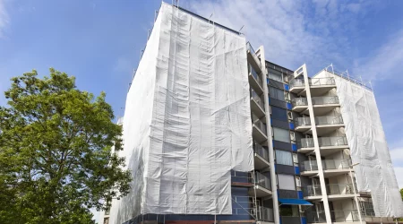 Baugerüst an einem Hochhaus mit Schutzeinhausung