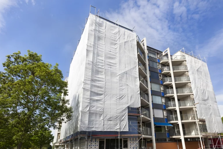 Baugerüst an einem Hochhaus mit Schutzeinhausung