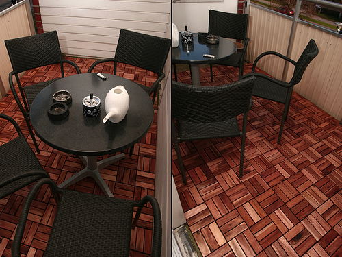 Zweiteiliges Bild eines kleinen Balkons mit Holzfliesen in Mosaikoptik und schwarzem Gartentisch mit vier Stühlen, auf dem eine Teekanne und Aschenbecher stehen.