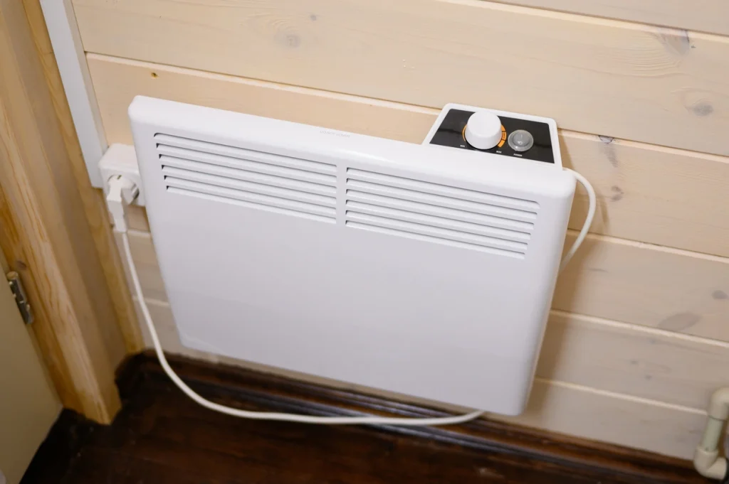 Elektrischer Konvektor Heizkörper an einer Wand.