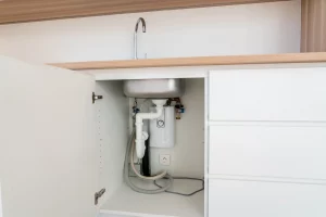 Hydraulischer Durchlauferhitzer unter einem Waschbecken