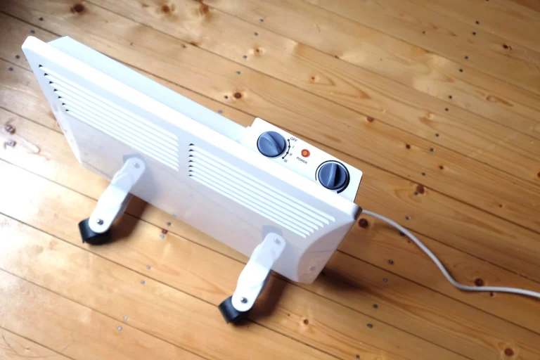 Ein elektronischer Heizkonvektor auf einem Holzboden.