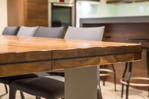 Massiver Holztisch in einer Küche