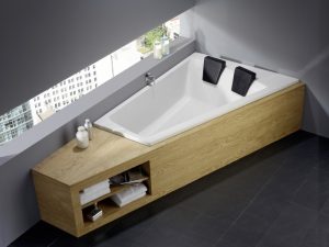 Doppelbadewanne in einem modernen Bad