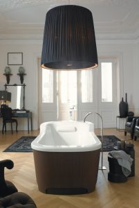 Badewanne mit Schuerze