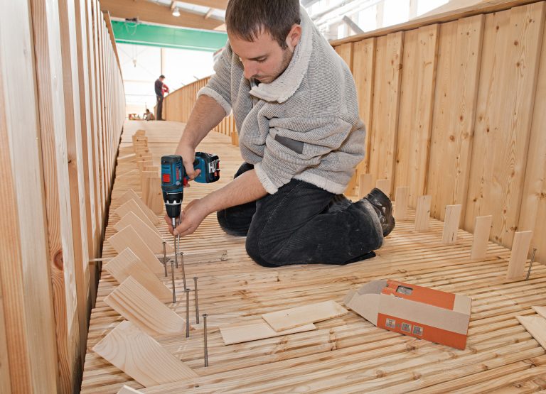 Zimmermann bei der Arbeit