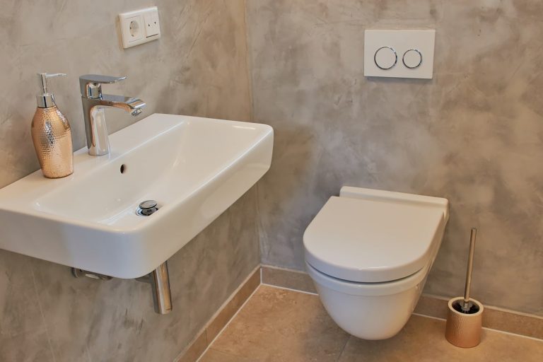 Renovierte Gästetoilette mit weißem Waschbecken und WC