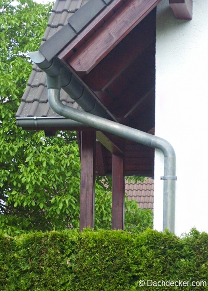 Dachrinne an einer Hauswand befestigt