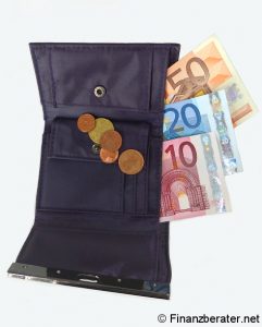 Geöffnete Geldbörse mit Euromünzen und mehreren Eurobanknoten, darunter ein 50-, 20- und 10-Euro-Schein. Die Geldbörse ist dunkelblau und auf weißem Hintergrund fotografiert. Rechts unten steht „Finanzberater.net“.