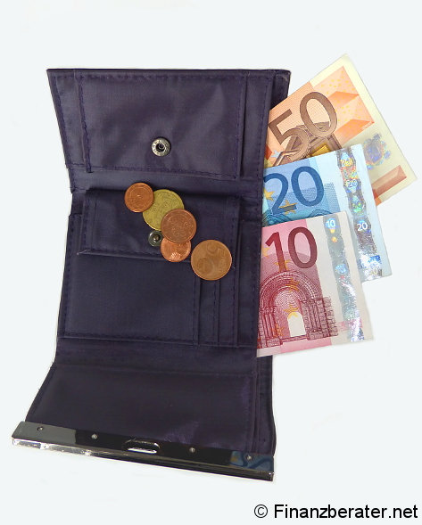 Geöffnete Geldbörse mit Euromünzen und mehreren Eurobanknoten, darunter ein 50-, 20- und 10-Euro-Schein. Die Geldbörse ist dunkelblau und auf weißem Hintergrund fotografiert. Rechts unten steht „Finanzberater.net“.