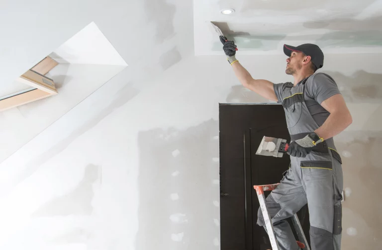 Maler verputzt Deckenwand