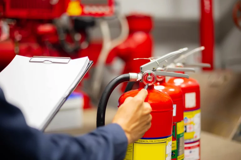 Mann überprüft Feuerlöscher