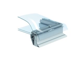 Querschnitt eines modernen Fensterrahmens aus Metall mit mehrschichtiger Verglasung, die teils transparent ist. Der Rahmen zeigt komplexe innere Strukturen und Dichtungen, die für Isolation und Stabilität sorgen.