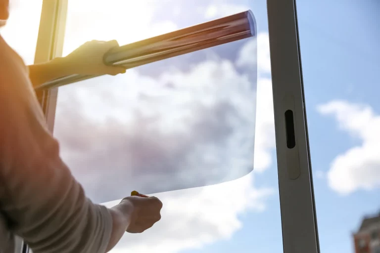 Fensterfolie wird an Fenster angebracht