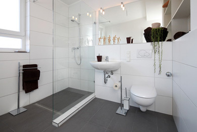 Bad mit bodengleicher Dusche. width=