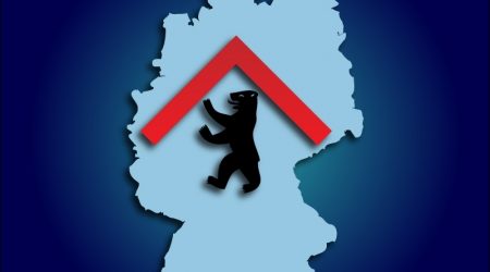 Symbolgrafik eines Berliner Dachs mit stilisiertem roten Satteldach über dem Berliner Bären auf einer Deutschlandkarte.