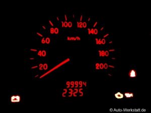 Tachometer eines Autos mit roter Beleuchtung zeigt 20 km/h an. Der Kilometerzähler steht bei 99994 km, der Tageskilometerzähler bei 2325 km. Einige Warnleuchten sind ebenfalls sichtbar.