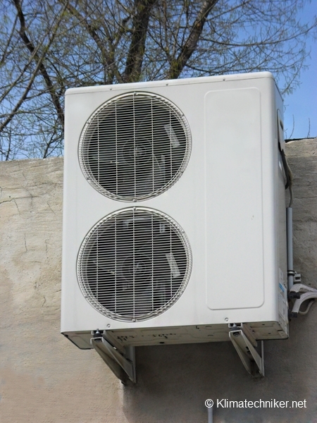 Wandmontiertes Außengerät einer Klimaanlage mit zwei Lüftern zur gewerblichen oder privaten Gebäudekühlung.