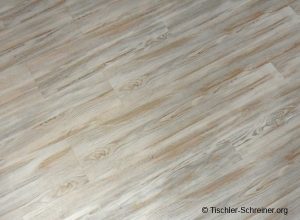 Heller Vinylboden in Holzoptik mit natürlicher Maserung und leicht grauer Tönung, verlegt in klassischer Längsrichtung.