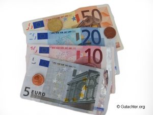 Euro-Banknoten im Wert von 5, 10, 20 und 50 Euro, zusammen mit Münzen im Wert von 1 und 2 Euro-Cent sowie 1 Euro. Die verschiedenen Farben und Größen der Scheine sind sichtbar.
