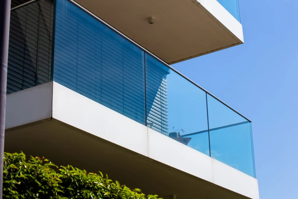 Ein Balkon mit Ganzglasgeländer