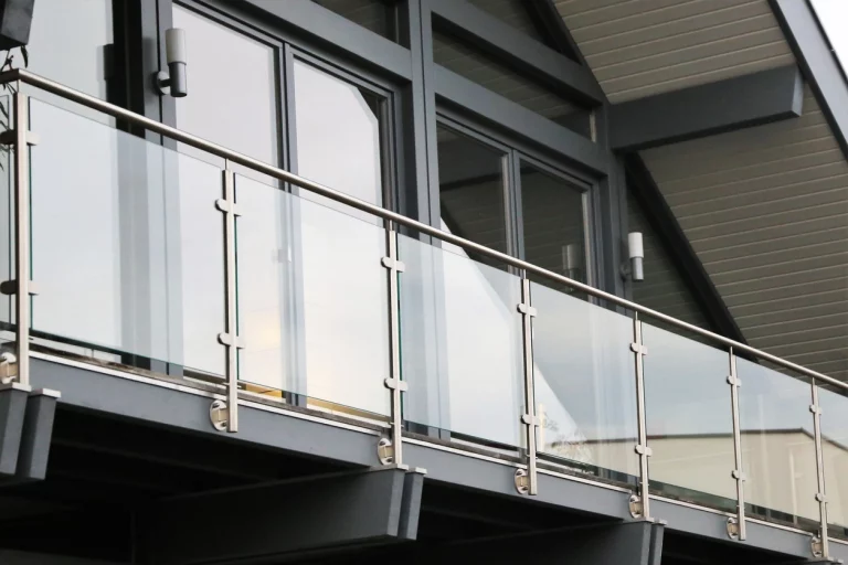 Modernes Glasgeländer