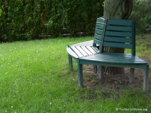 Gartenmöbel aus Holz geben Ihrem Garten eine rustikale und gemütliche Atmosphäre.