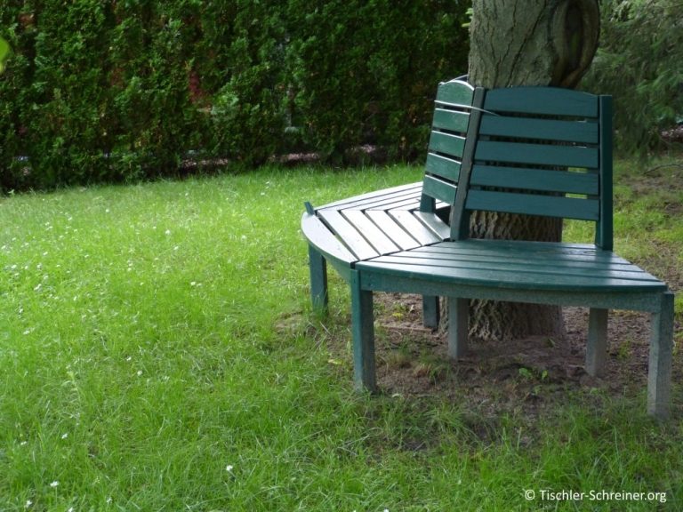 Gartenmöbel aus Holz geben Ihrem Garten eine rustikale und gemütliche Atmosphäre.
