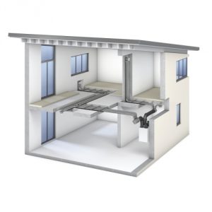 Querschnitt eines Hauses mit Flachdach, das ein Lüftungssystem zeigt. Die Leitungen verlaufen unter der Decke und an der Wand entlang. Große Fenster befinden sich auf der linken Seite und in der Mitte. Im Inneren wirken die Räume modern und hell.