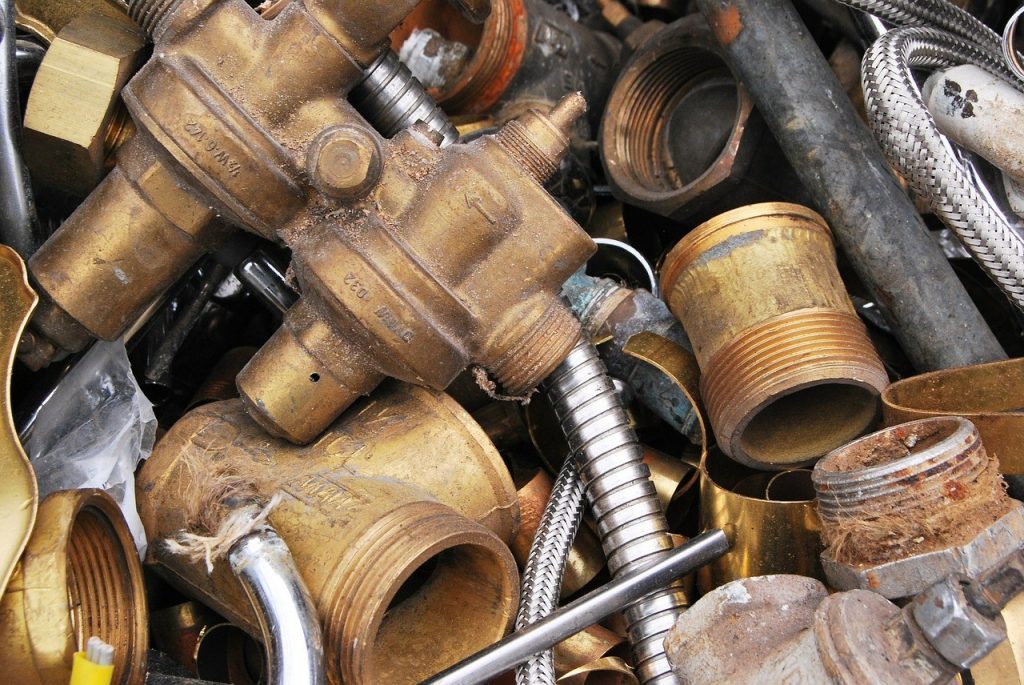 Schrotthaufen aus Metall