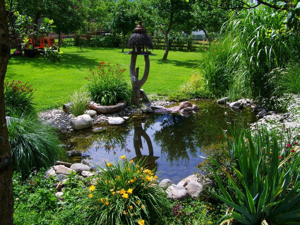Wasser im Garten durch einen Teich
